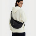 Sac bandoulière demi-lune en nylon noué de façon décontractée