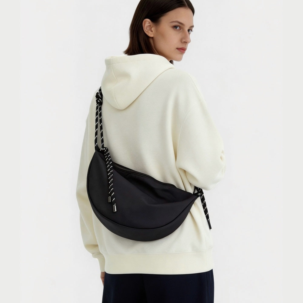 Sac bandoulière demi-lune en nylon noué de façon décontractée