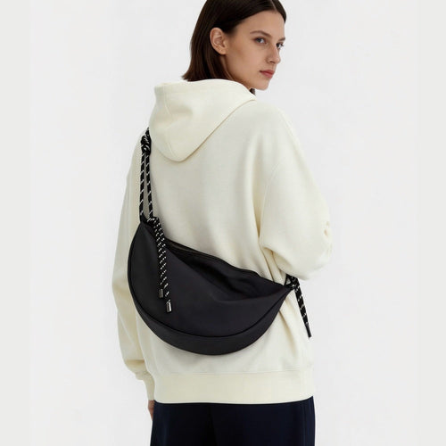 Sac bandoulière demi-lune en nylon noué de façon décontractée