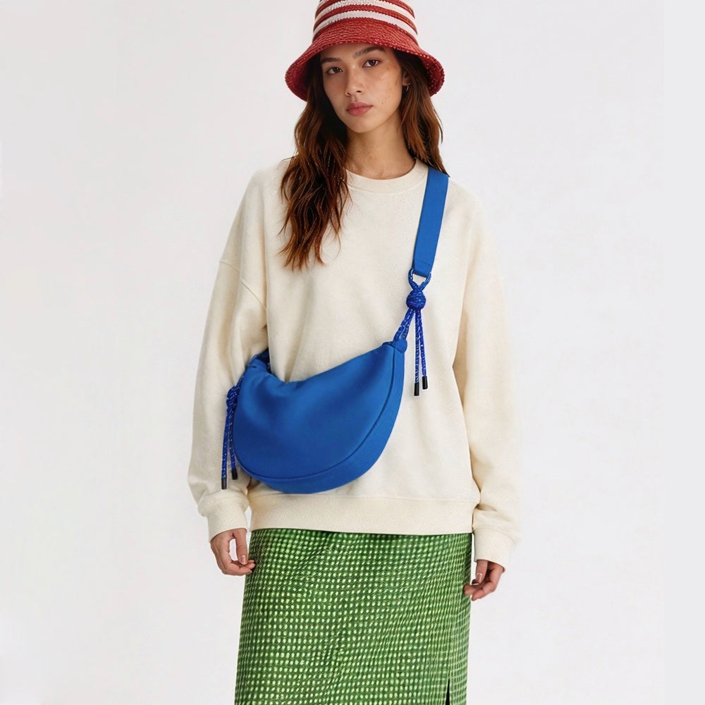Sac bandoulière demi-lune en nylon noué de façon décontractée