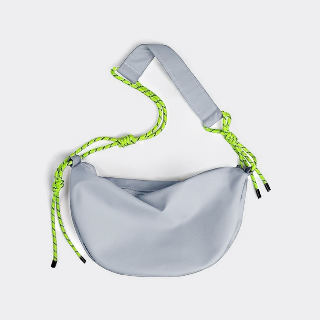Sac bandoulière demi-lune en nylon noué de façon décontractée