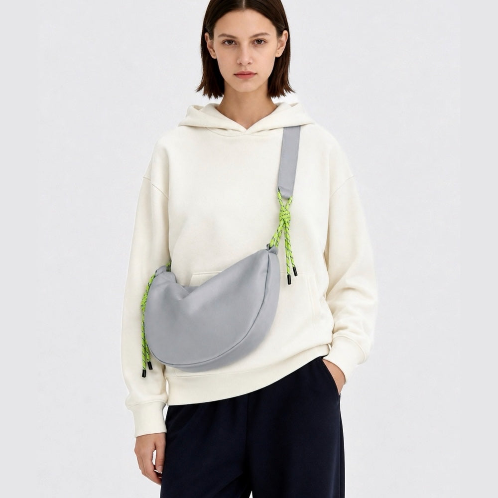 Sac bandoulière demi-lune en nylon noué de façon décontractée